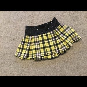 Selling yellow pleated skirt